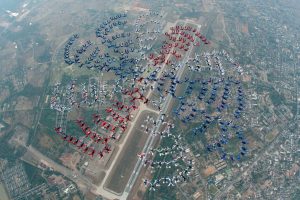 Record du monde de vol relatif: Quatre-cents parachutistes s'accrochent les uns aux autres en chute libre pour former une figure a 10 pointes rouges, blanches ou bleues. 
