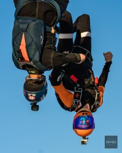 Deux hommes exécutent un saut de parachute tête en bas, une discipline appelée Head Down.