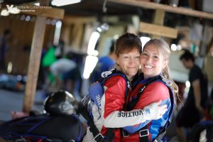 Une mère et sa fille posent joue contre joue pour la caméra avant d'aller vivre leur premier saut de parachute tandem.