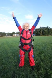 Une femme de 87 ans pose chez Parachute Voltige, après son 15e saut en parachute.